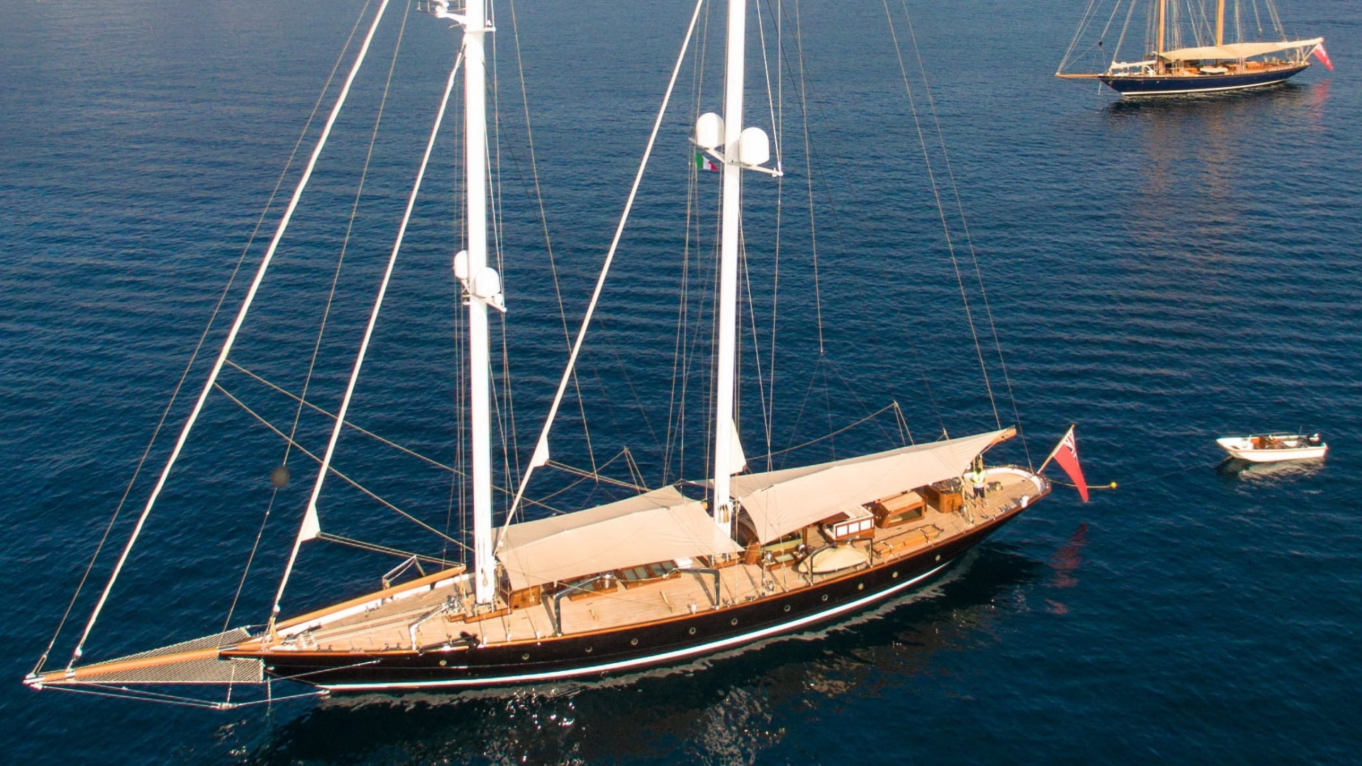 VAGRANT WINS ‘BEST REBUILT YACHT’ AWARD