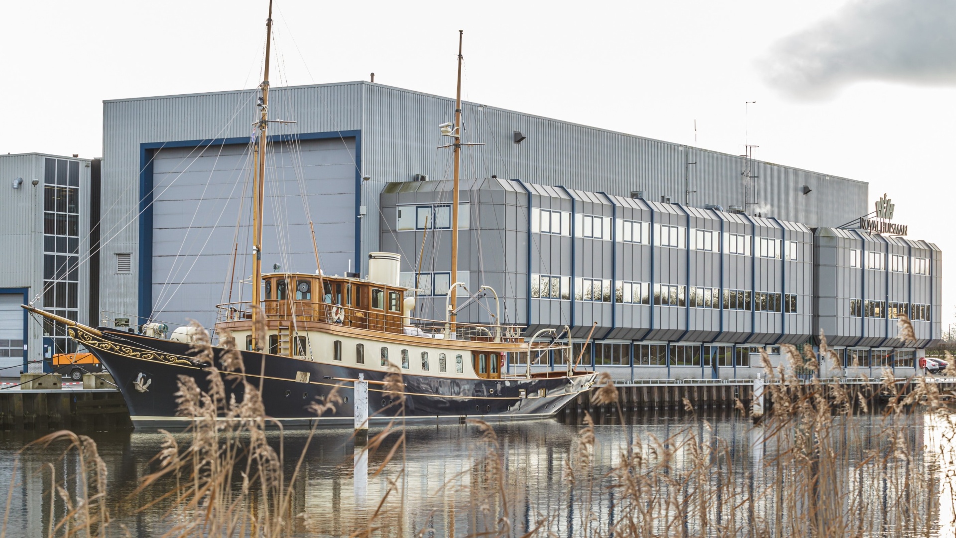 ATLANTIDE ARRIVES AT HUISFIT